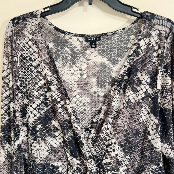 TORRID Animal Print Snakeskin Sheer Lightweight Mesh Babydoll Blouse Size 2X - Picture 5 of 14